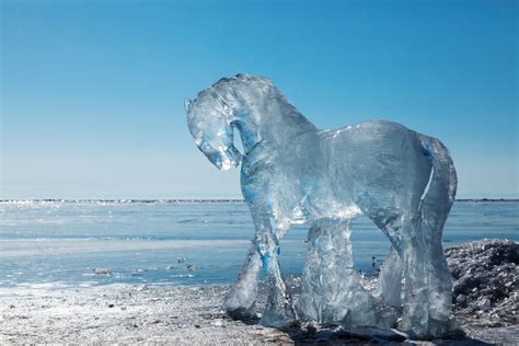 which are characteristics of a sculpture in the round? Sculptures that stand out from their surroundings often have unique features that captivate viewers.